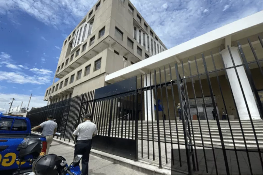 Consuelo Porras en sesión oficial del Ministerio Público