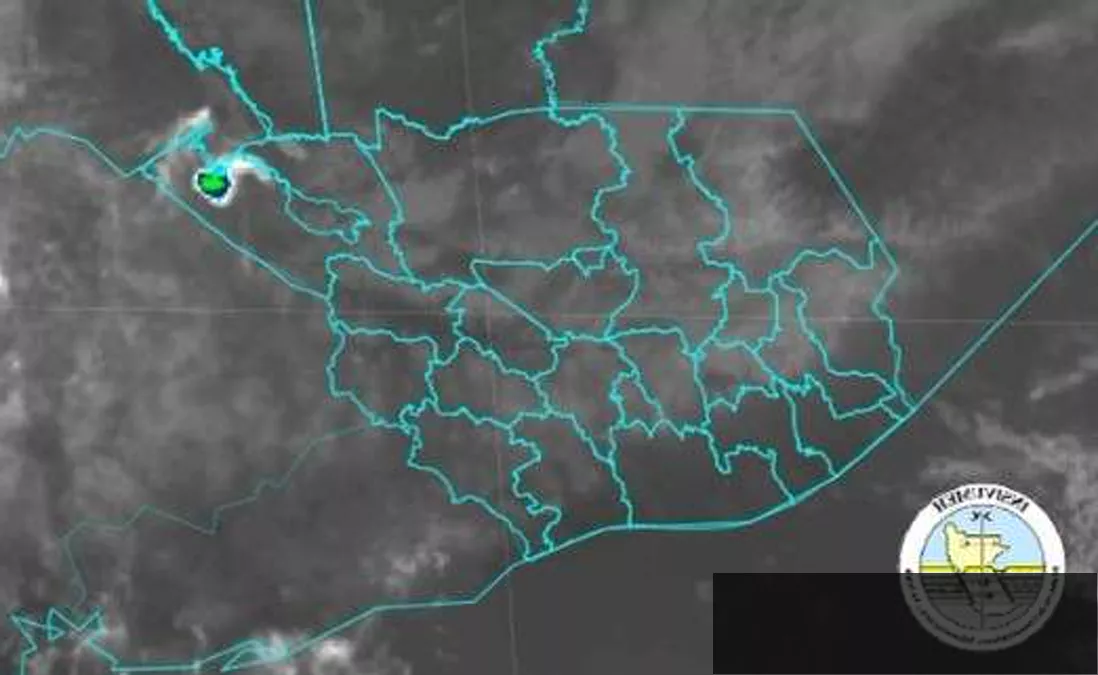 Mujer se protege de la lluvia en calles de Guatemala