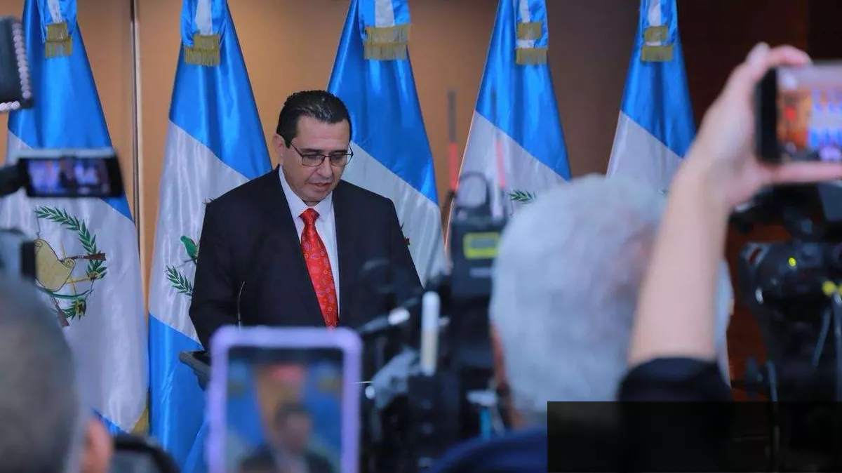 El politólogo Renzo Rosal durante entrevista sobre el futuro del Ministerio Público de Guatemala