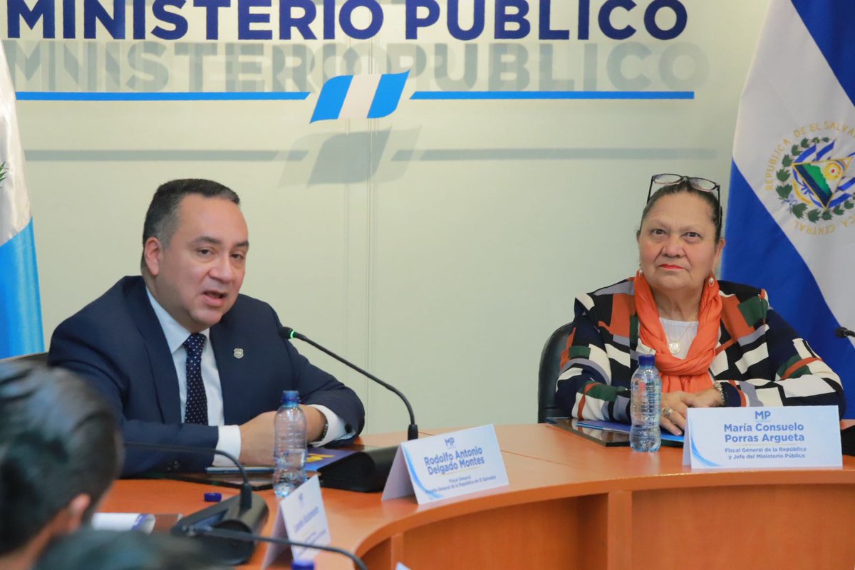 Fiscal salvadoreño rinde homenaje a Consuelo Porras a días de su salida del MP