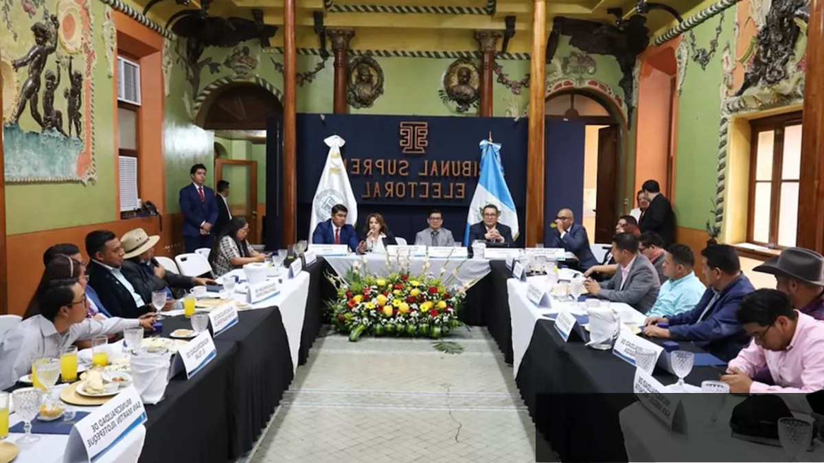 Magistrados del TSE se reúnen con autoridades municipales para preparar las elecciones de 2027