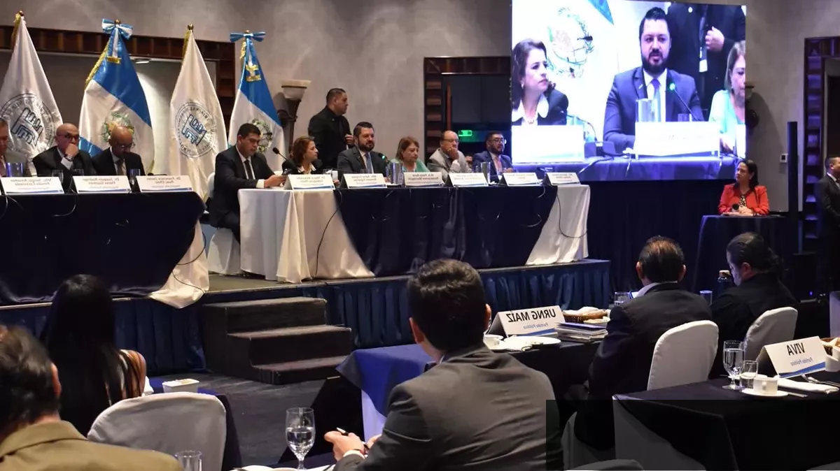 Magistrados del TSE en reunión con representantes de organizaciones políticas