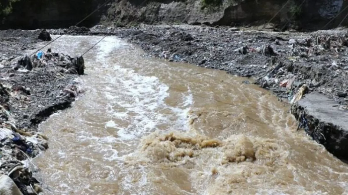 Canal de agua contaminada con sedimentos y desechos en Guatemala