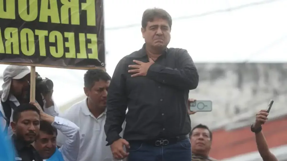 Carlos Pineda en acto público durante su campaña presidencial
