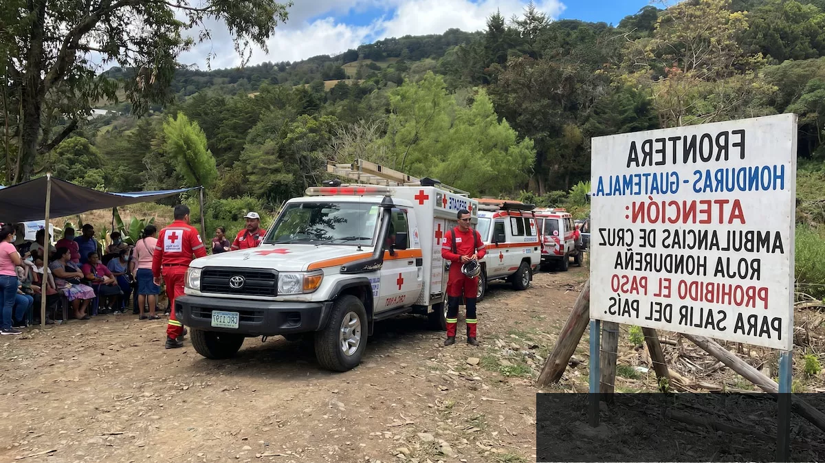 Ambulancias de la Cruz Roja en la frontera entre Honduras y Guatemala