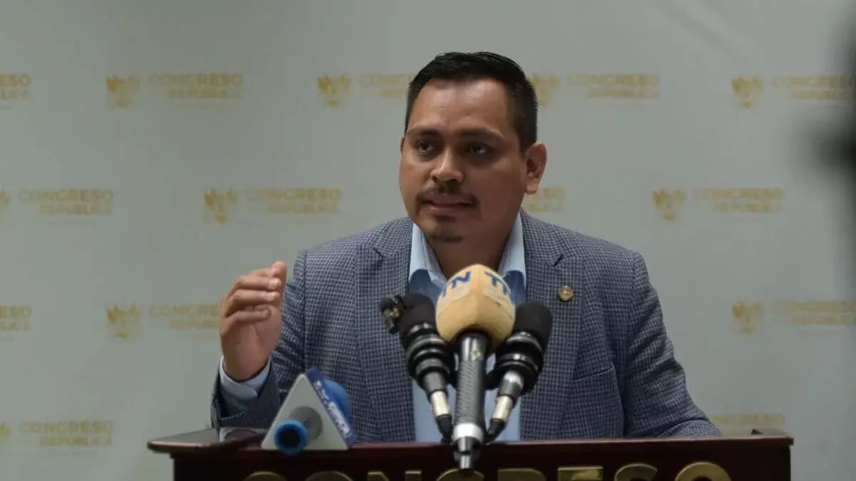 Diputado José Chic denuncia compra de 138 juegos de sala para la PNC por casi Q900 mil