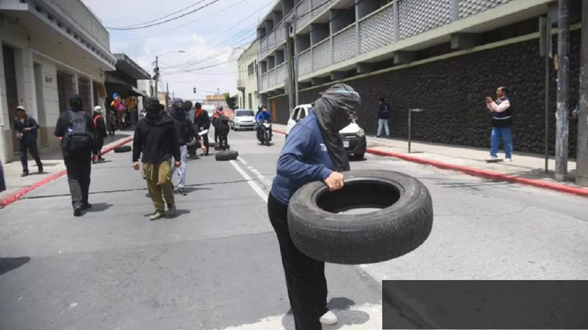 Estudiantes de la USAC se encadenan frente a la Corte de Constitucionalidad