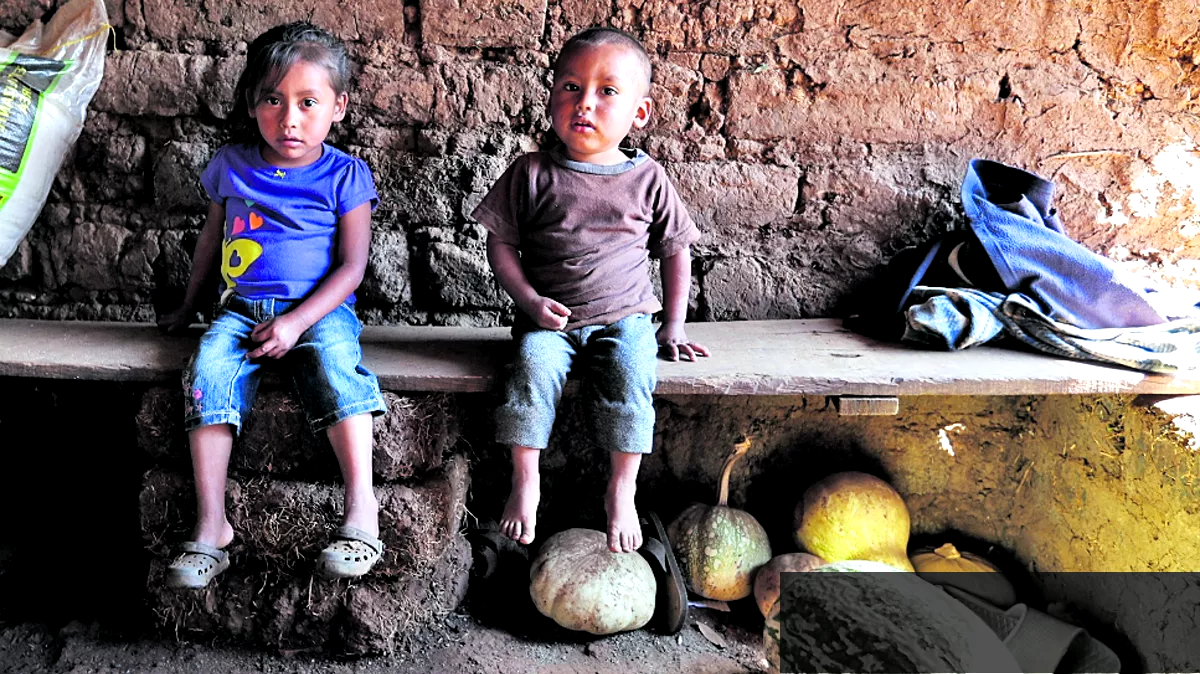Niños en comunidad afectada por desnutrición en Guatemala