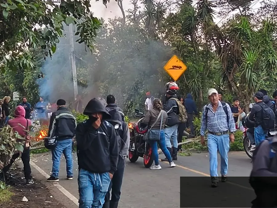 Manifestantes bloquean accesos a Santa Elena Barillas por alza del pasaje