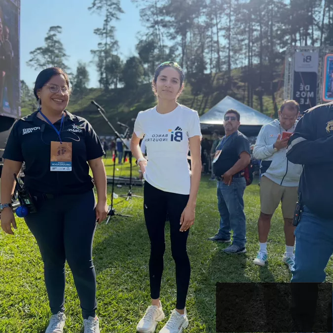 Viviana Aroche celebrando su triunfo en la Media Maratón de Cobán